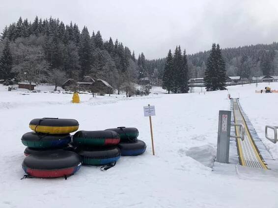 Snowtubing je v letošní zimě ve Velkých Karlovicích hodně oblíbenkou zábavou