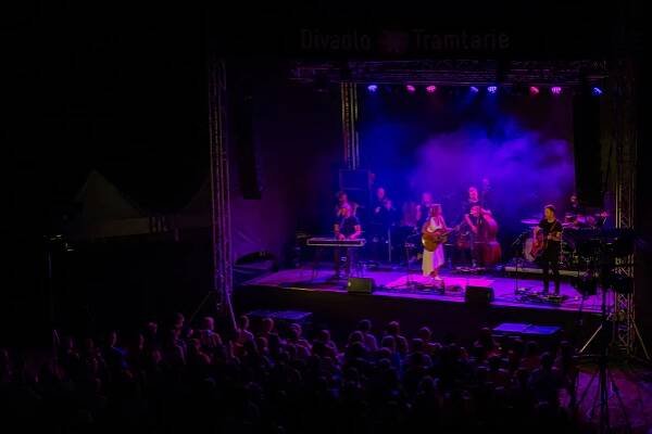 Koncert Anety Langerové rozezněl parkán | Divadlo Tramtarie Olomouc