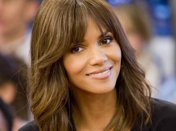 Halle Berry se svíjela na podlaze a snažila se nasoukat do těsných kalhot. Došlo i na sprostá slova