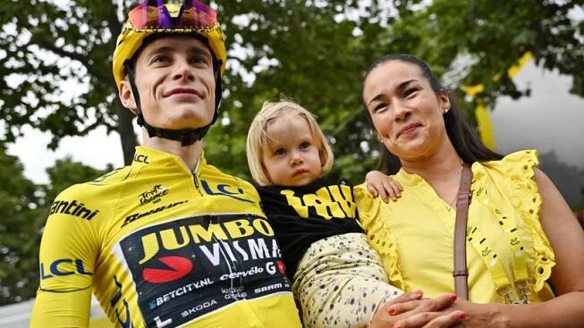 Manželka víťaza Tour sa pustila do šéfov tímu: Jonas je skoro na dne, odkázala Vingegaardova polovička