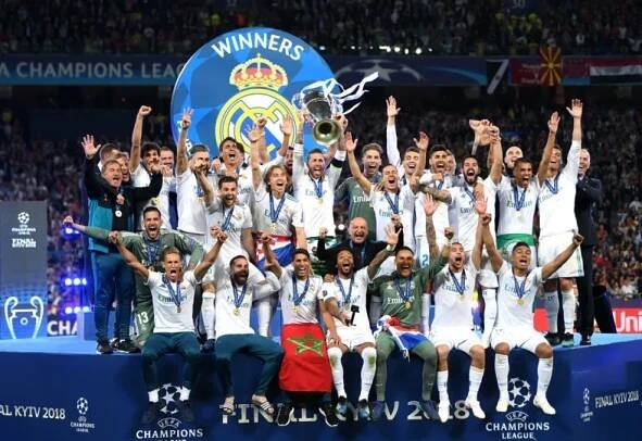 Galerie: Trofej Ligy mistrů zvedá Real Madrid. I díky hrubkám soupeřova brankáře - Galerie - Echo24.cz