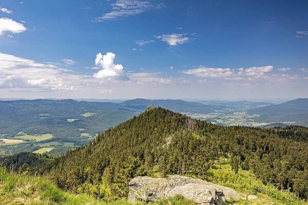 Ostrý je jedním z nejhezčích vrcholů Šumavy, nechybí zde ani meteorologická stanice