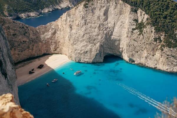 bezplatná Ohromující letecký pohled na pláž Navagio s křišťálově čistou vodou a malebnými útesy na řeckém Zakynthosu. Základová fotografie