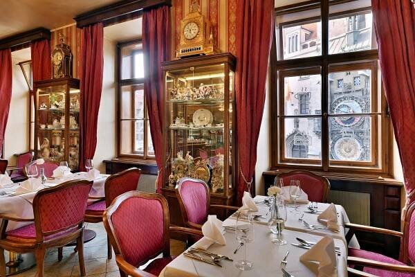 Dva dorty s kávou nebo čajem v romantickém Café Mozart naproti orloji