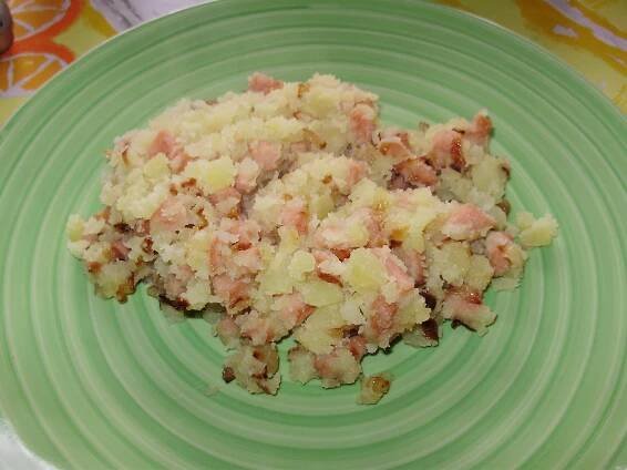 Recept: Šťouchané brambory se salámem