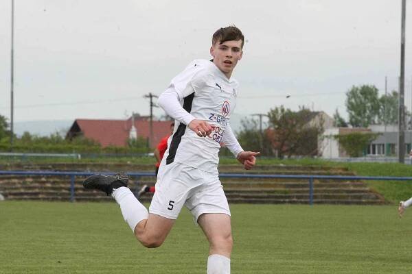 Fotbalisté Slovácka B (bílé dresy) ve 24. kole MSFL remizovali doma s Hodonínem 1:1.