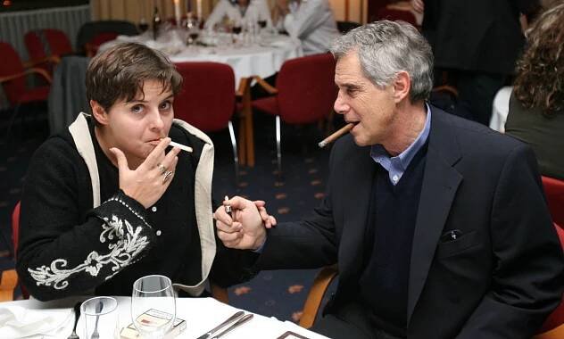 FOTO: Ester Lauferová a její otec Josef Laufer: „Trochu mafiánská fotka, ale mám ji ráda. Bylo mi kolem pětatřiceti.“ – stránka 1