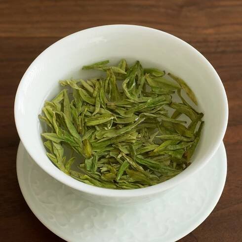 Soubor:Longjing tea steeping in gaiwan.jpg