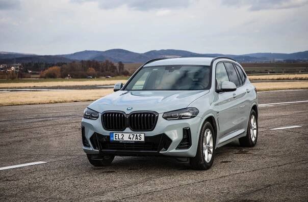 BMW X3 xDrive30e po faceliftu: Ještě větší ledvinky a všechny motory už jen elektrifikované