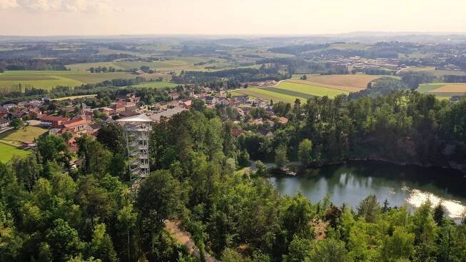 Aussichtsturm mit Steinbruchsee