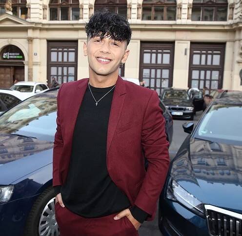 Bendig vydal nový song. Chce získat fanoušky pro nový seriál Amor, v klipu hraje i Laduška - AntiYoutuber.cz