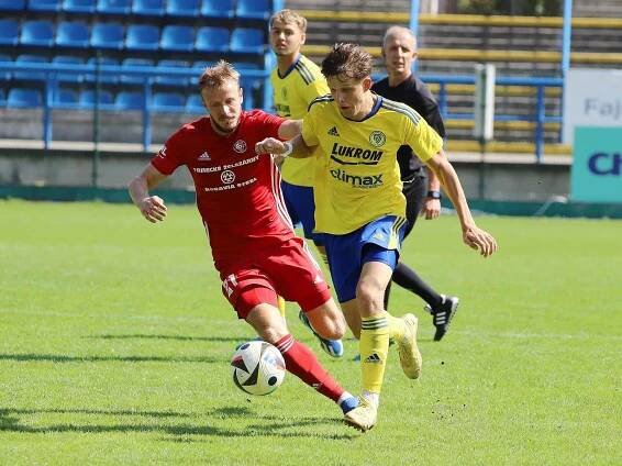 Fotbalisté Zlína B (žluté dresy) přehráli v 6. kole MSFL na Letné Třinec 3:1.
