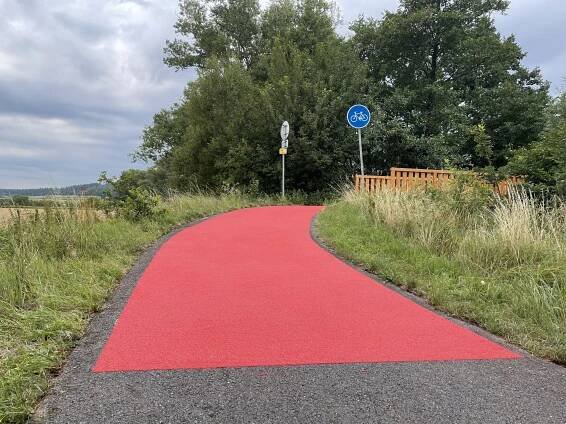 Doplněním povrchové úpravy BIKEGRIP na cyklostezce mezi Krnovem a Úvalnem zvýšíme bezpečnost provozu