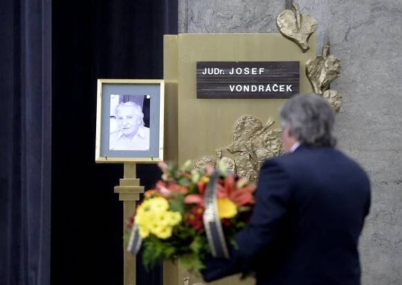 Pohřeb režiséra Josefa Vondráčka (†81): Bohdalová s Patrasovou plakaly v první řadě