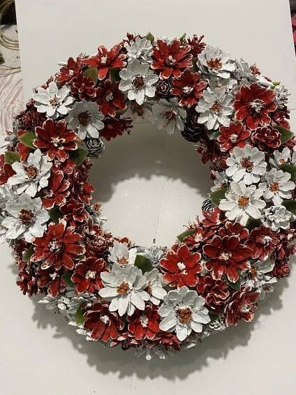 Feestelijke kerstkrans gemaakt van rode en witte bloemen
