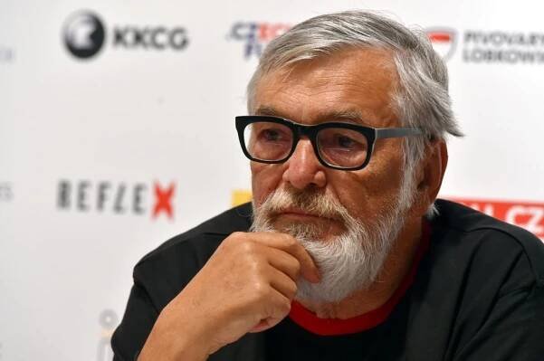 Jiří Bartoška skončil v nemocnici. V nové vánoční komedii, Přání Ježíškovi, ho nahradí Jaroslav Dušek