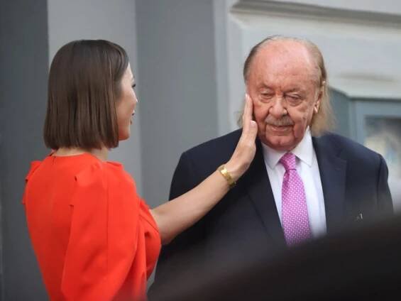 Čtyřicátiny Alex Mynářové: Hradní parta a nečekaný host. Přivezli i exprezidenta!
