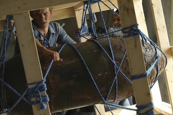 MacGyver - Windmill + Acetone + Celluloid + Firing Pin - Z filmu - Lucas Till, Tristin Mays