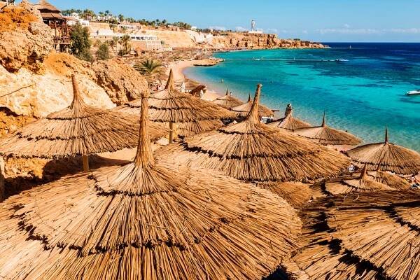 Slunečníky na pláži coral reef, Sharm El Sheikh — Stock obrázek