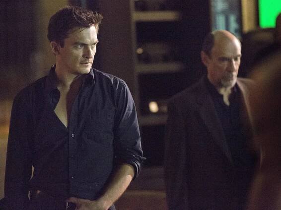 Ve jménu vlasti - Červený trakař - Z filmu - Rupert Friend, F. Murray Abraham