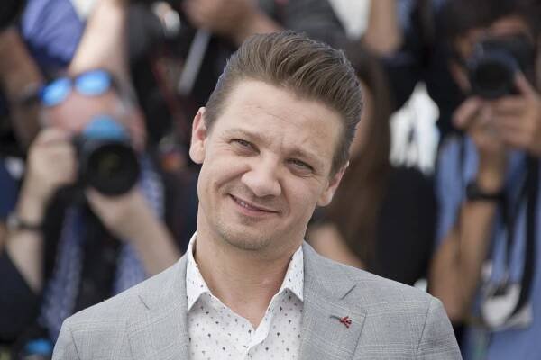 Jeremy Renner sdílel první fotografii z nemocnice. Poděkoval lidem za podporu