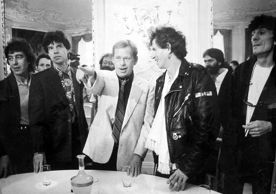 Členové skupiny Rolling Stones se před svým prvním koncertem v Československu...