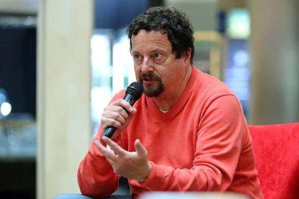 OBRAZEM: Michal Viewegh podepisoval své Děravé paměti