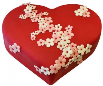 Torta tvar srdce červená zdobená malými kvetmi