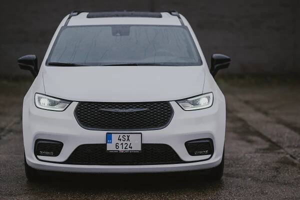 Rodinný Chrysler Pacifica je z druhu, který v Evropě skoro vymřel. Jako amerika žrát nemusí, ale i tak je to něco za něco