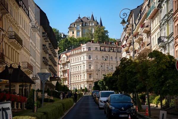 Karlovy Vary: Lázně, prameny, Becherovka » evillina.com