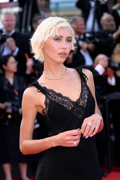 Galerie: Bixie, grown-out pixie a 90s bob: 3 trendy krátké účesy pro léto 2025 | Elle.cz