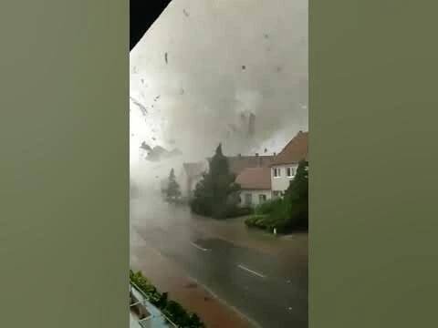 Tornádo EF4 - Neuvěřitelně autentické video z Lužic u Hodonína