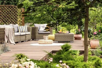 Zahradní nábytek, na dřevěné terase — Stock obrázek