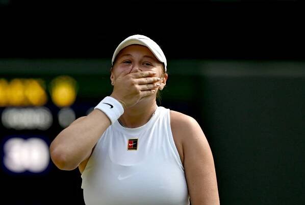 Amanda Anisimova laughing after a Wimbledon tennis match.