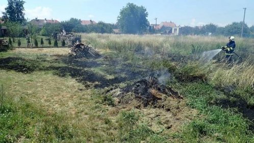 Lesy ČR kvůli riziku požárů zakázaly ve svých lesích do konce října pálit klestí
