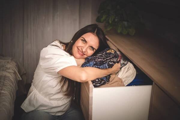 „Zkroťte svou přeplněnou šatní skříň! Tento malý krok může podpořit větší životní změnu,“ říká autorka...