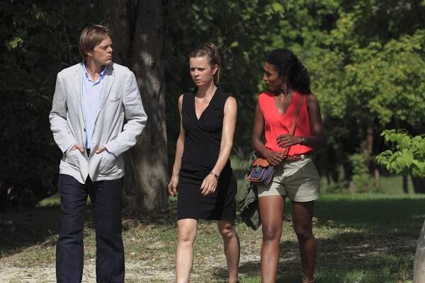 Smrt v ráji - The Man with the Golden Gun - Z filmu - Kris Marshall, Caroline Proust, Sara Martins