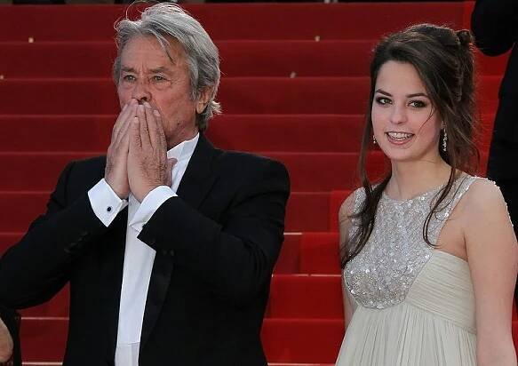 Alain Delon si splní velké přání. Vyrazí na turné se svou půvabnou dcerou