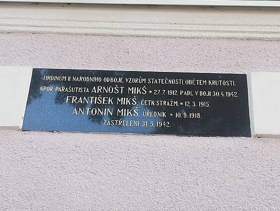 Pamětní deska na rodném domě Arnošta Mikše