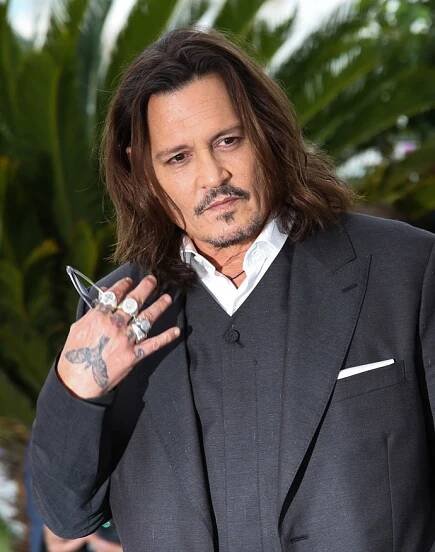 Herec Johnny Depp slaví 9. června 62. narozeniny. V posledních letech se přitom vrací k účesu, kterým se chlubil v začátcích kariéry. Na filmovém festivalu v Cannes v roce 2023 předvedl dlouhé přirozené vlny. Vlasy často nosí v culíku, pro účely focení v Cannes si je ale nechal rozpuštěné.