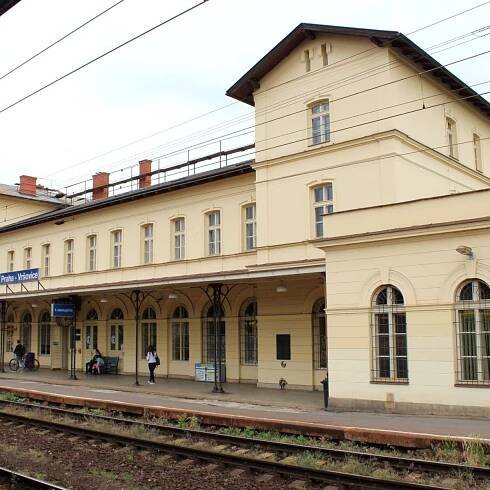 Nové nástupiště v Praze-Vršovicích. Zlepšení nebo zhoršení podmínek?