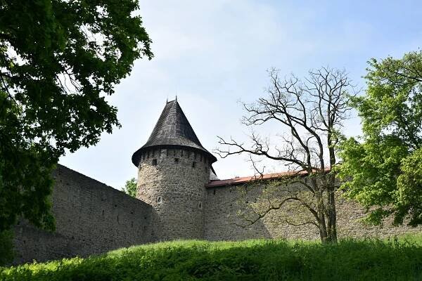 VIDEO: Helfštýn obsadili šermíři či vojáci. Vojenská historie přitáhla davy lidí