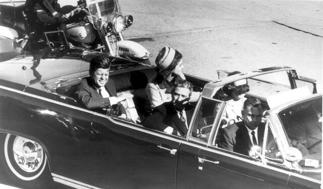 USA odtajnily poslední spisy k vraždě Kennedyho. Doteď víří konspirační teorie