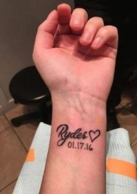 Tattoo s názvem dítěte (42 photos): tetování na ruce na zápěstí a pod srdce, na klíční klávy a v jiných částech těla mezi