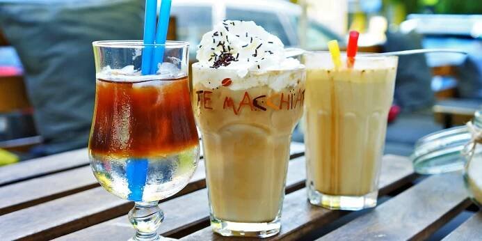 Ledová káva, frappé nebo espresso s tonikem