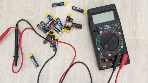 jak změřit tužkové baterii multimetrem