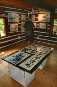 FOTO: Malíř Pavel Rampír vystavuje v Šolcově statku originální letecké kresby