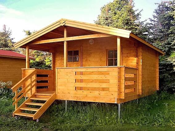 Luka EKO 400x300 - Zahradní domek Luka se zastřešenou terasou na zemních vrutech.