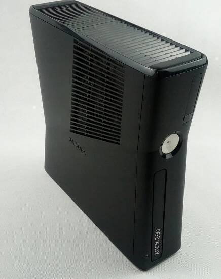 KONZOLE PRO CELOU RODINU XBOX 360 S 320GB PADY HRY NA POHYBOVÝ KINECT Výška výrobku 21 cm