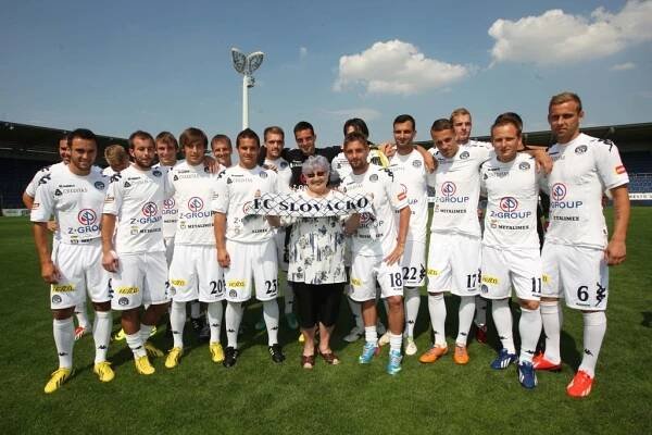 Fotbalisté Slovácka pózovali kolem nejstarší fanynky klubu